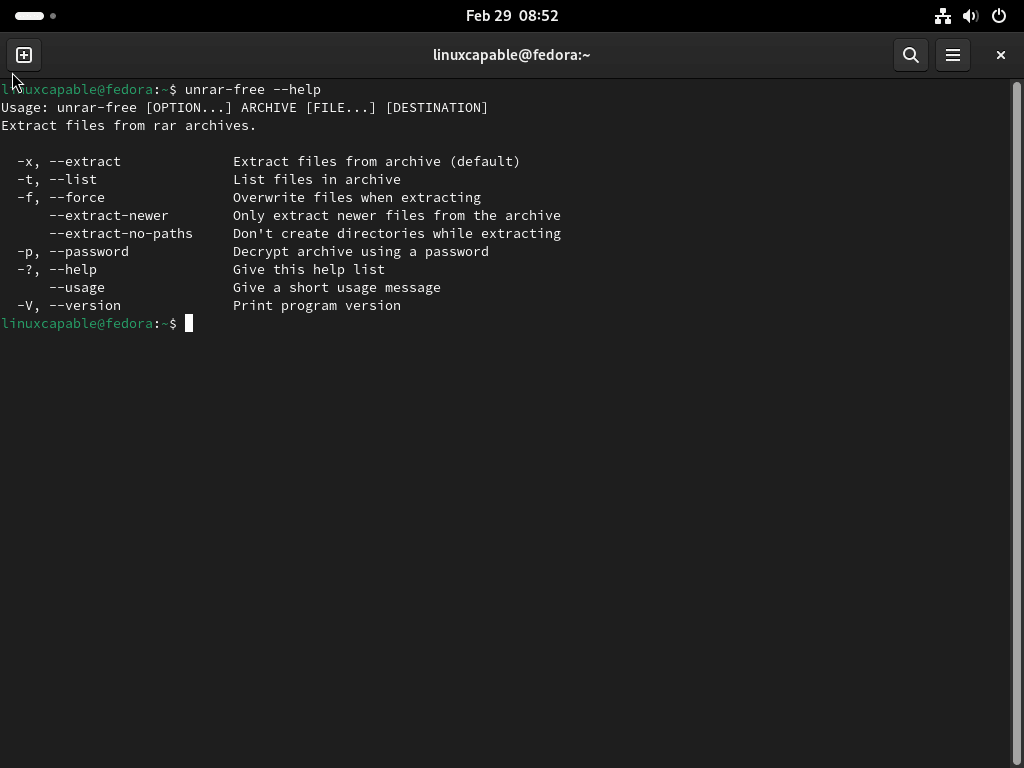 Capture d'écran de la commande unrar-free --help dans le terminal sous Fedora Linux.