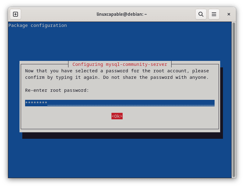 Capture d'écran montrant l'étape où les utilisateurs doivent ressaisir le mot de passe pour MySQL 8.0 sur Debian Linux.