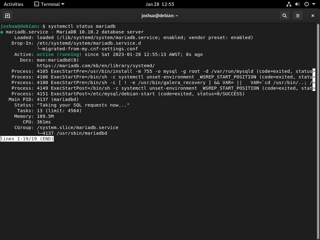 Skærmbillede af kommandoen 'systemctl status mariadb' i terminal til Debian Linux.